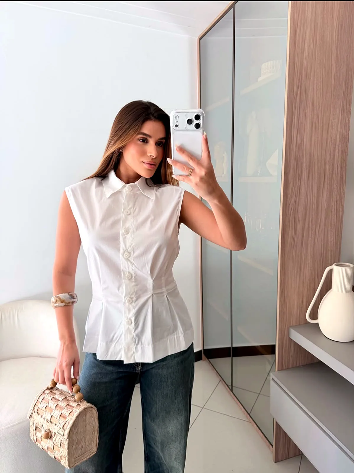Camisa branca sem manga em alfaiataria